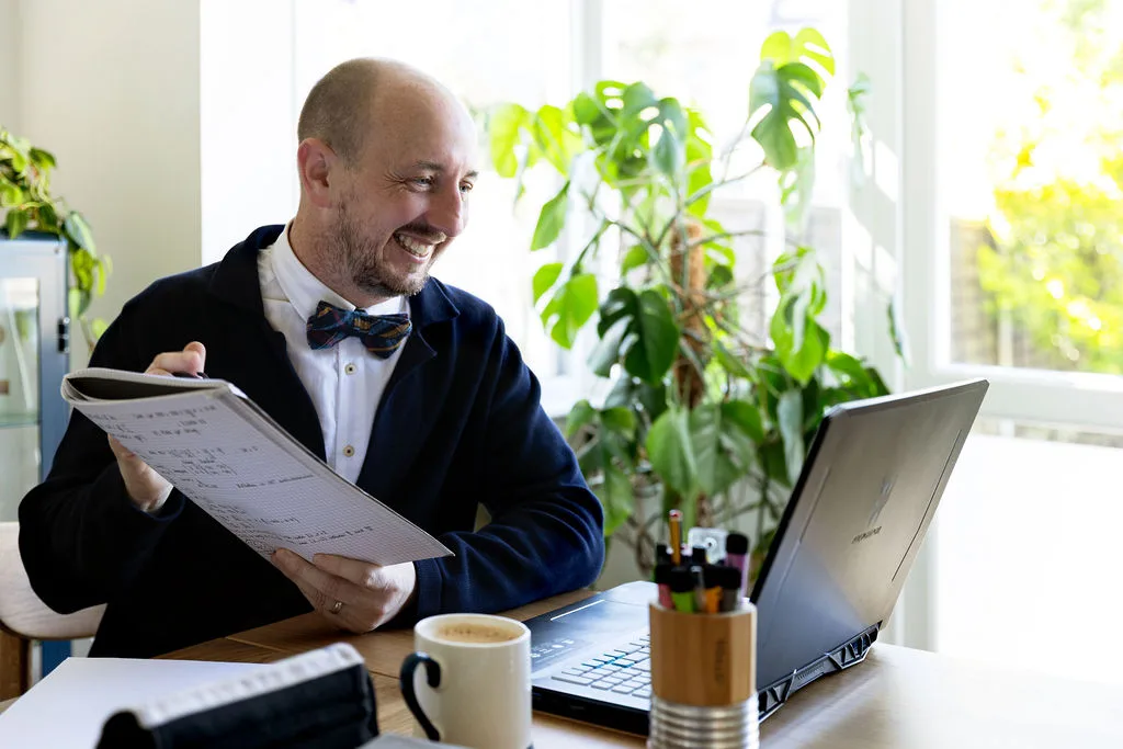 Rob Wakeling teaching a live online GCSE maths session
